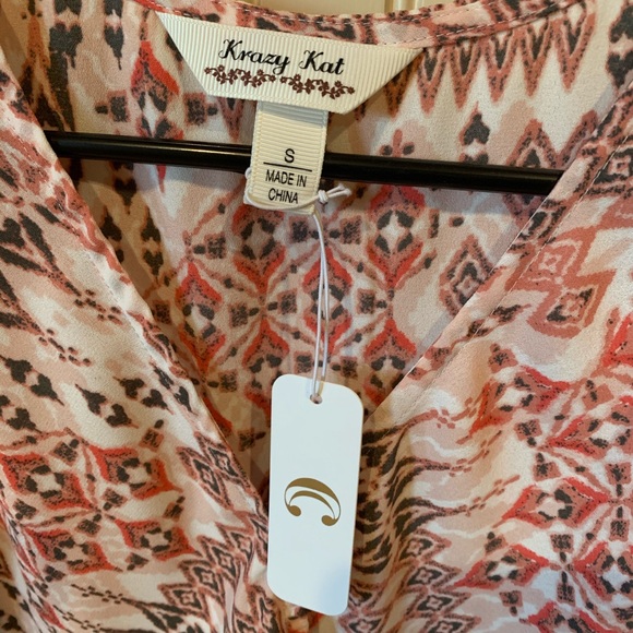 Sleeveless Blouse - Picture 2 of 4